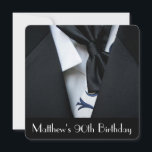 Black Tuxedo Men's 90. Geburtstagsparty Einladung<br><div class="desc">Dieses Design verfügt über ein Foto eines schwarzen Tuxedo mit der Bogen-Krawatte locker und hängend.  Der Text ist ein Art Deko Schriftart.  Personalisieren Sie die Einladung mit den Details Ihrer neunzigsten Geburtstagsparty.  Diese Einladung funktioniert auch bei anderen formalen Veranstaltungen der schwarzen Krawatte.</div>
