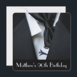 Black Tuxedo Men's 90. Geburtstagsparty Einladung<br><div class="desc">Dieses Design verfügt über ein Foto eines schwarzen Tuxedo mit der Bogen-Krawatte locker und hängend.  Der Text ist ein Art Deko Schriftart.  Personalisieren Sie die Einladung mit den Details Ihrer neunzigsten Geburtstagsparty.  Diese Einladung funktioniert auch bei anderen formalen Veranstaltungen der schwarzen Krawatte.</div>