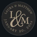 Black Wedding Monogram Runder Aufkleber<br><div class="desc">Hochzeit Funktion Ihre Initialen arbeitete in einem Monogramm-Design,  verbunden mit einem dekorativen Skript-Ampersand. Ihre Namen und Ihr Hochzeitstermin erscheinen in weißer Schrift,  rund um die Außenseite gebogen.</div>