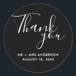 Black Wedding Vielen Dank Gastgeschenk Hochzeit Runder Aufkleber<br><div class="desc">Gastgeschenk Hochzeit Aufkleber in Schwarz-Weiß. Danken Sie Ihren Hochzeitsgästen mit diesen personalisierten Hochzeitsaufklebern in einem wunderschönen Script-Schriftart,  der lautet: Danke. Personalisieren Sie mit Ihren Namen und Hochzeitstermin.</div>