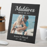 Black Wedding Zieltabelle Name Couple Travel Sockelschild<br><div class="desc">Mit unserem Dekor für die Tischmarke "Wedding Destination Table Name" stärken Sie die Eleganz und Personalisierung Ihrer Hochzeit. Diese Zeichen sind perfekt für Hochzeiten in Urlaubsort oder Feierlichkeiten zum Thema Reisen geeignet und tragen neben einem wunderschönen Foto des Ehepaares den Namen eines Landes und verleihen Ihrem Empfang eine einzigartige und...</div>