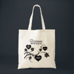 Black & White Blume & Hearts Bride Squad Wedding Tragetasche<br><div class="desc">Eine Volkskunst inspirierte Quelle von Blume und Herzen in Schwarz-Weiß getan. Jede der schwarzen Herzen hat Text,  der leicht editiert werden kann. Man hat die Braut- und Bräutigam-Namen mit ihrem ersten,  der andere ihren Hochzeitstag,  und einer sagt wahre Liebe. Der Name der Brautjungfrau und die Brautkommando sind oben geschrieben.</div>