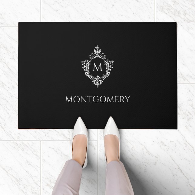 Black & White Crest Elegant Monogram Initial Name Fußmatte (Von Creator hochgeladen)