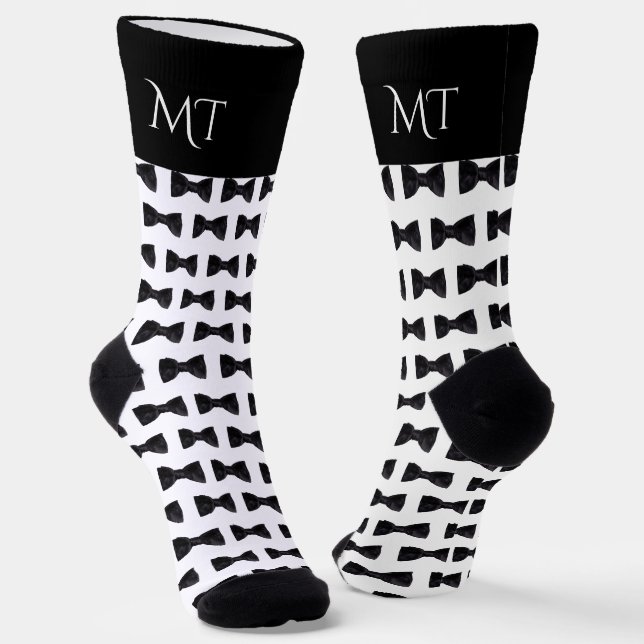 Black & White Groomsmen Wedding Monogram Socken (Gewinkelt)