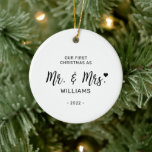 Black & White Minimal Mr. Mrs. First Christmas Fot Keramik Ornament<br><div class="desc">Feiern Sie die Saison mit diesem stilvollen Schwarz-Weiß-Erstweihnachtsdekor aus dem Weihnachtsgeschoss des Fotos. Dieses Design zeichnet sich durch moderne Schrift "Mr. & Mrs." mit niedlichem Herzen. Sie können Ihr Foto hinzufügen und den Text personalisieren. Mehr Urlaubsgeschenke und Karten gibt es in meinem Shop BaraBomDesign.</div>