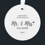 Black & White Minimal Mr. Mrs. First Christmas Fot Ornament<br><div class="desc">Feiern Sie die Saison mit diesem stilvollen Schwarz-Weiß-Erstweihnachtsdekor aus dem Weihnachtsgeschoss des Fotos. Dieses Design zeichnet sich durch moderne Schrift "Mr. & Mrs." mit niedlichem Herzen. Sie können Ihr Foto hinzufügen und den Text personalisieren. Mehr Urlaubsgeschenke und Karten gibt es in meinem Shop BaraBomDesign.</div>