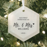 Black & White Minimal Mr. Mrs. First Christmas Ornament Aus Glas<br><div class="desc">Feiern Sie die Saison mit diesem stilvollen Schwarz-Weiß-Erstweihnachtsdekor aus dem Weihnachtsgeschoss des Fotos. Dieses Design zeichnet sich durch moderne Schrift "Mr. & Mrs." mit niedlichem Herzen. Sie können Ihr Foto hinzufügen und den Text personalisieren. Mehr Urlaubsgeschenke und Karten gibt es in meinem Shop BaraBomDesign.</div>