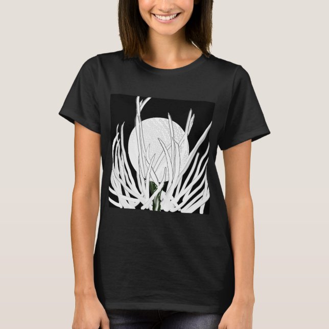 Black & White T - Shirt Golf Ball im Gras (Vorderseite)