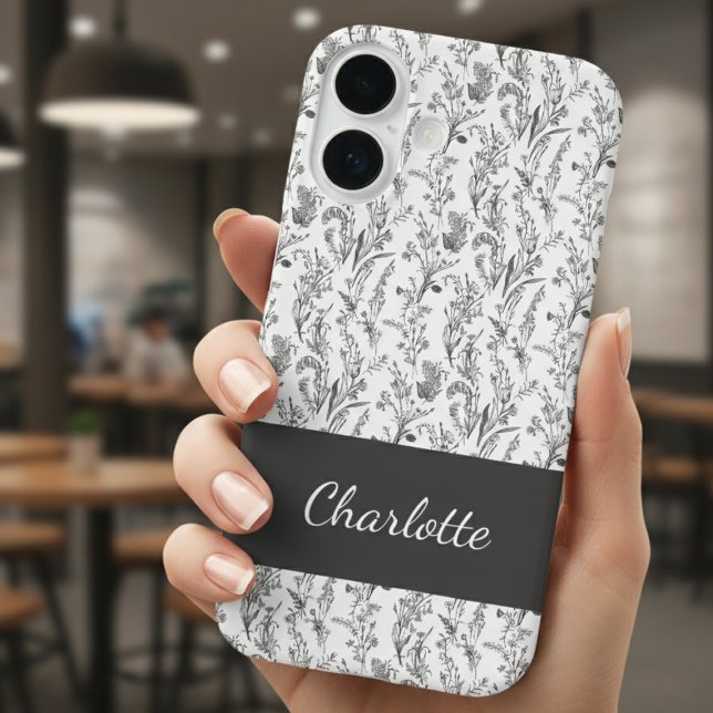 Black White Toile Floral Custom Name iPhone 16 Hülle (black and white minimalist toile pattern iphone case with custom name for gift for her)