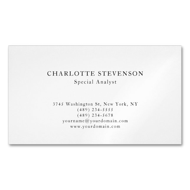 Black & White Trendy Professional Plain Minimalist Magnetische Visitenkarte (Vorderseite)