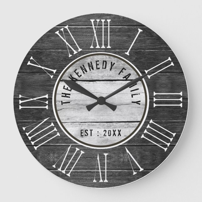 Black Wood Family Name Farmhouse Roman Numeral   Große Wanduhr (Vorderseite)