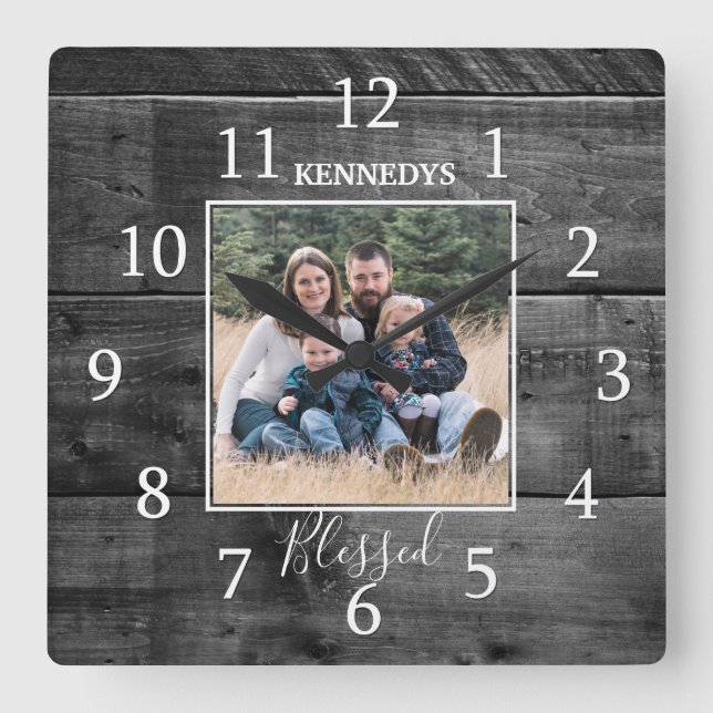 Black Wood Family Name Photo Blessed Farmhouse Quadratische Wanduhr (Vorderseite)