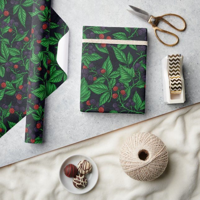 BlackBerry auf dunkelgrau Geschenkpapier (Basteln)