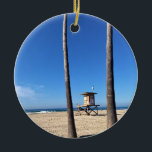 Blackies, Newport Beach, Kalifornien Keramik Ornament<br><div class="desc">Aussicht auf den berühmten lokalen Surfspot "Blackies" vom Parkplatz in Newport Beach, Kalifornien. Der 22 Meter lange, zwischen zwei Palmen gelegene, überwachte Turm. Im Jahr 1953 eröffnete William "Blackie" Blackstock den Tauchgang Bar, Blackies by the Sea. Seitdem haben die Einheimischen diesen Strand "Blackies" genannt, und er ist ein beliebter Surfspot...</div>