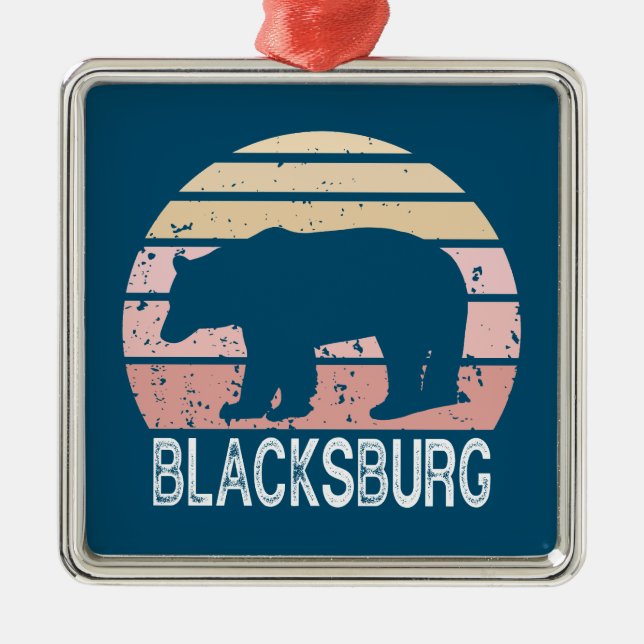 Blacksburg Virginia Retro Bear Ornament Aus Metall (Vorne)