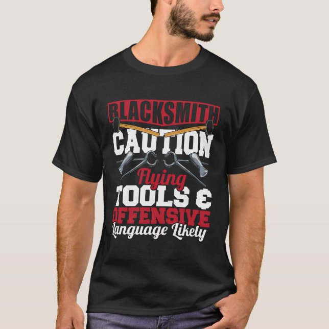 Blacksmith Caution Flying Tools Forge Blacksmithin T-Shirt (Vorderseite)