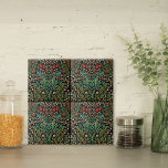 Blackthorn Wildblume Pattern William Morris Fliese<br><div class="desc">Diese dekorative Keramik-Kachel zeigt das Blackthorn-Muster,  das 1892 von William Morris & Co. Morris entworfen wurde,  war ein bedeutender britischer Künstler der Kunsthandwerksbewegung,  bekannt für seine aufwändigen Entwürfe von Wildblumen und Weinreben. Verschiedene Blumenarten Set vor dunklem Hintergrund.</div>