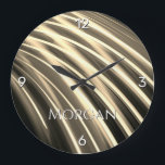 Blale Gold Light Curve auf Black-DY Name, 4 Zahlen Große Wanduhr<br><div class="desc">Personalisieren Sie den Namen in weiß auf Pale Gold Light Curve auf schwarz für ein zeitgenössisches und dynamisches Aussehen,  oder fügen Sie Ihre eigene Hintergrundkunst oder Foto.  Macht ein großartiges Geschenk. Die Uhr hat 4 weiße Zahlen.</div>