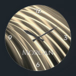 Blale Gold Light Curve auf Black-DY Name, 4 Zahlen Große Wanduhr<br><div class="desc">Personalisieren Sie den Namen in weiß auf Pale Gold Light Curve auf schwarz für ein zeitgenössisches und dynamisches Aussehen,  oder fügen Sie Ihre eigene Hintergrundkunst oder Foto.  Macht ein großartiges Geschenk. Die Uhr hat 4 weiße Zahlen.</div>