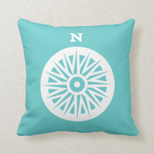 blanc nautique de boussole sur le coussin bleu