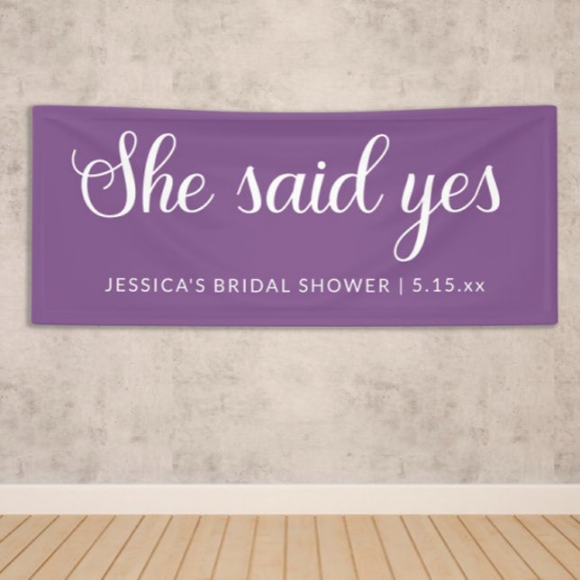 Blanc Violet Elle A Dit Oui Bannière Fête des mari (Purple "She said Yes" bridal shower sign personalized with a name and date.)