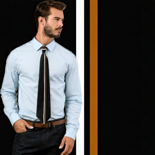 Blancs verticaux et Brown sur cravate noire (Man wears a necktie featuring a single white and single brown vertical stripe.)