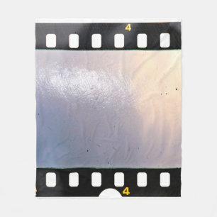 Blank 35 mm Filmrahmen oder Streifen auf weißem Hi Fleecedecke