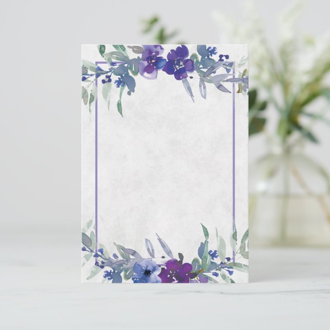 Blank Budget Lila und blau Blumenhochzeit Invi Einladung (Stehend Vorderseite)