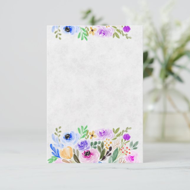 Blank Lila und blaue Blütenhochzeit Einladung (Stehend Vorderseite)