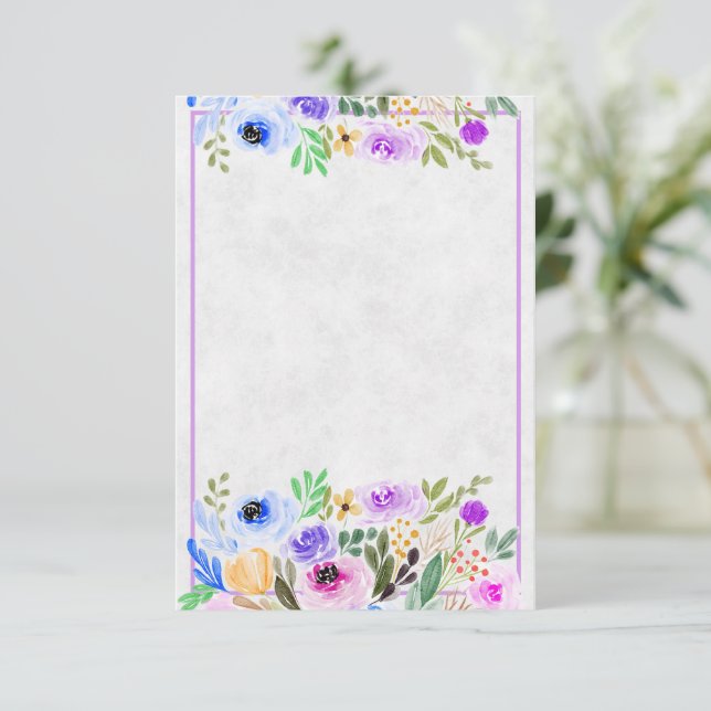 Blank Lila und blaue Blütenhochzeit I Einladung (Stehend Vorderseite)