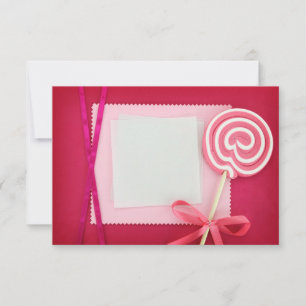Blanke Karte mit Lollipop auf rosa Hintergrund