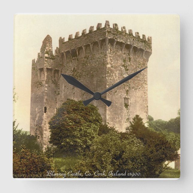 Blarney Castle clock, Co. Cork, Irland. Quadratische Wanduhr (Vorderseite)