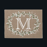 Bläschenwirkung und rustikaler Baucheffekt Fußmatte<br><div class="desc">Maßgeschneiderter Monogramm Blumenkranz & rustikaler Burlap-Effekt Doormat.</div>
