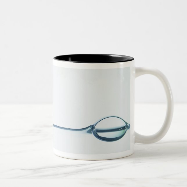 Blasen auf Wasser-Oberfläche Zweifarbige Tasse (Rechts)