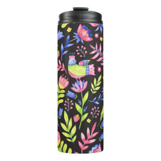 Bläsernahes Muster. Frühlingsblumen und Thermosbecher