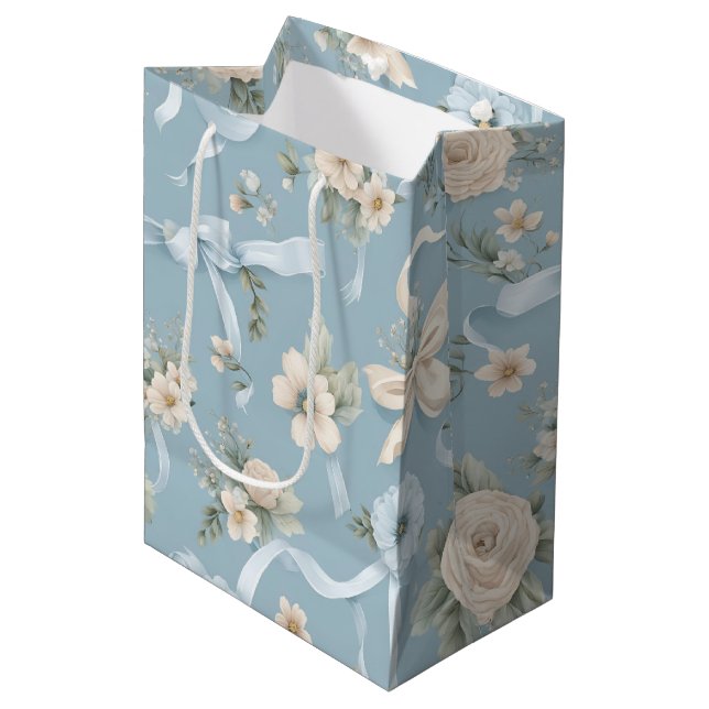 Blass Blau und Weiß Blumen und Bögen Mittlere Geschenktüte (Vorderseite Schrägansicht)