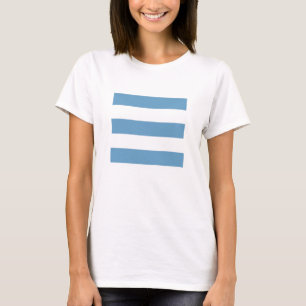 Blassblaue und weiße Streifen auf einem T-Shirt