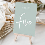 Blasse grüne Hand, Tabelle 5 Tischnummer<br><div class="desc">Einfache und schicke Tischnummer-Karten in Pale Sage Green und Weiß machen eine elegante Aussage bei Ihrer Hochzeit oder Veranstaltung. Das Design bietet "table [number]" in einem spannenden Mix aus klassischen Serifen und handgeschriebenen Skripten. Design wiederholt sich auf beiden Seiten. Einzelne nummerierte Karten werden separat verkauft; bestellen Sie jede Tischnummer einzeln...</div>