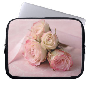 blasse Rosen auf rosa Wirbelslaptophülse Laptopschutzhülle