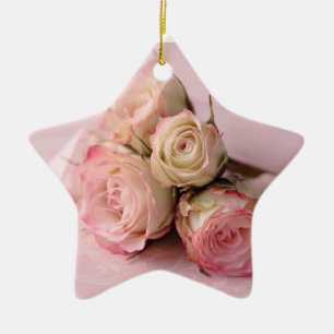 blasse Rosen auf rosa Wirbelssternverzierung Keramikornament