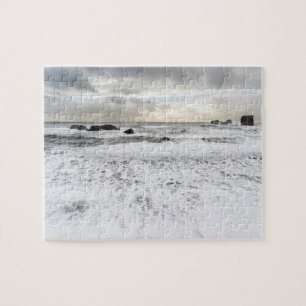 Blasse schaumige Ozeanlandschaft, Island