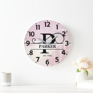 Blasses Lavendel-Abgenutztes P Monogramm Große Wanduhr