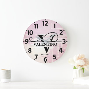 Blasses Lavendel-Distressed-V-Monogramm Große Wanduhr