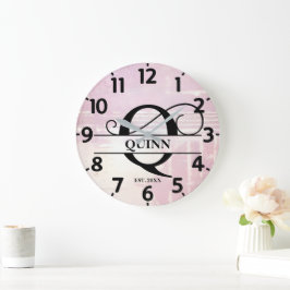Blasses Lavendel gestörtes Q-Monogramm Große Wanduhr