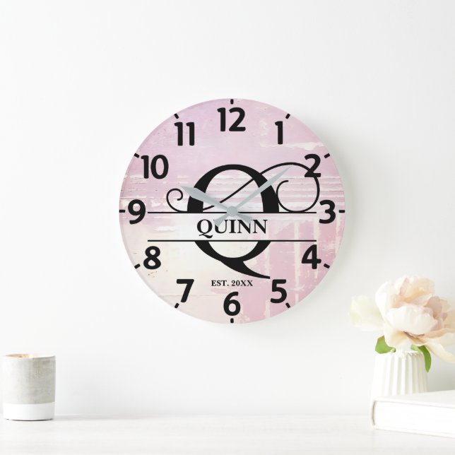 Blasses Lavendel gestörtes Q-Monogramm Große Wanduhr (Zuhause)