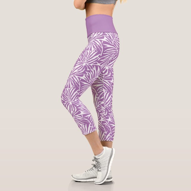 Blasses Lila tropisches Leaf-Wiederholmuster Capri Leggings (Links)