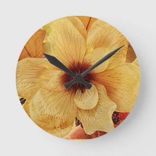 Blassgelbe Blume mit Küchenecke Runde Wanduhr