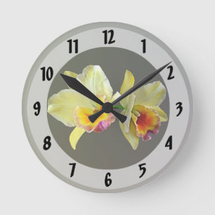 Blassgelbe Cattleya Orchideen Runde Wanduhr