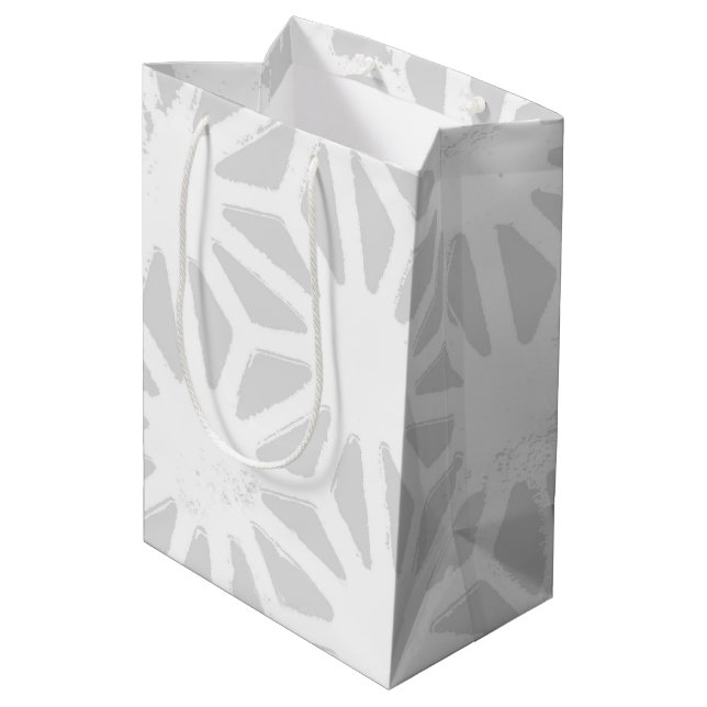 Blassgraues geometrisches Muster Mittlere Geschenktüte (Rückseite Schrägansicht)