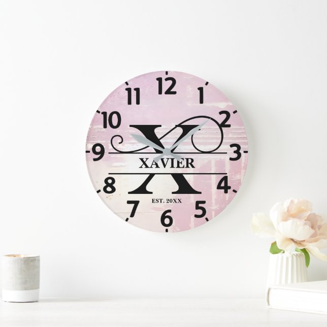 Blasslavender Distressive X Monogramm Große Wanduhr (Zuhause)